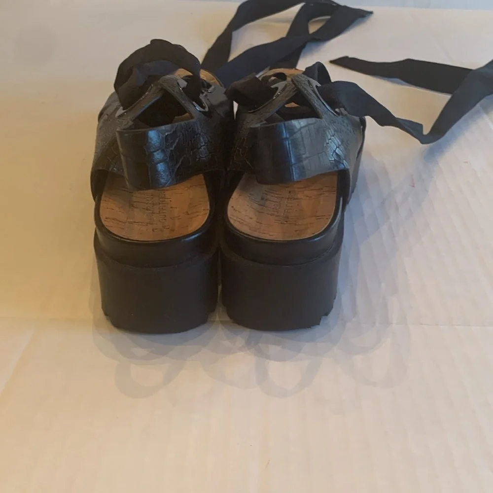 VGUC Urban Outfitters size 38 US 7 platform black lace up shoes